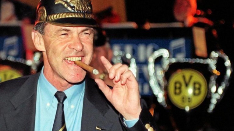 Генерал Хитцфелд празнува европейската титла на Дортмунд от 1997 г.