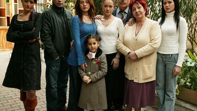 „Листопад" е смятан за най-успешния сериал на Турция. Създаден е въз основа на известия роман на Решат Нури Гюнтекин - "Чучулигата". Историята се върти около патриархалното семейство на Али Ръза и съпругата му Хайрие, които се местят с петте си деца от малък град в космополитния Истанбул, където начинът на живот е съвсем различен. 
