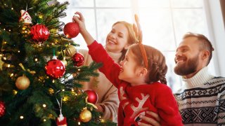 Не е и нужно човек да бъде интериорен дизайнер, за да украси коледното дръвче