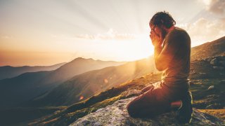 мъж плаче, планина, въздух