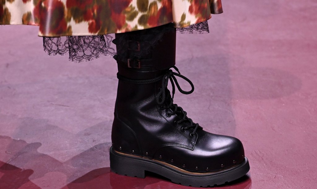 Проектирани като за битка
Грубите боти за пореден сезон влизат в най-търсените тенденции на зимата заради смесеното впечатление, което носят - на практичност, но и на атрактивност. Заимствани от ъндърграунд културите, през студения сезон този модел се разпростира във всички цветове под дъгата - розово, зелено, лилаво. Популярност набират и моделите с метален ефект, както и с контрастните шефове на подметката.
Общата представа е, че този сезон ботите излизат от традиционния стил и влизат в нова бунтарска естетическа фаза.