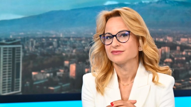 "Всичко е вярно, само срещу името ми трябва да добавим "свалена от ефир", пише тя