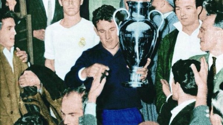 Вратар
Хуан Алонсо (Реал Мадрид).
Печели 5 купи в ерата на великия Реал - 1956, 1957, 1958, 1959, 1960 г., като успява да запази две "сухи мрежи" (2:0 над Реймс и Фиорентина). През 1958 г. е капитан на финала срещу Милан (3:2) и има честта да свали купата от самолета в Мадрид (на снимката).
Хуанито, както го наричат мадридистите, почина преди 11 години и в едно от последните си интервюта прокле съдбата, че Реал не успява да стане шампион на Европа след онази ера. Е, след смъртта му Мадрид вдигна 4 купи... Почивай в мир, велики вратарю!