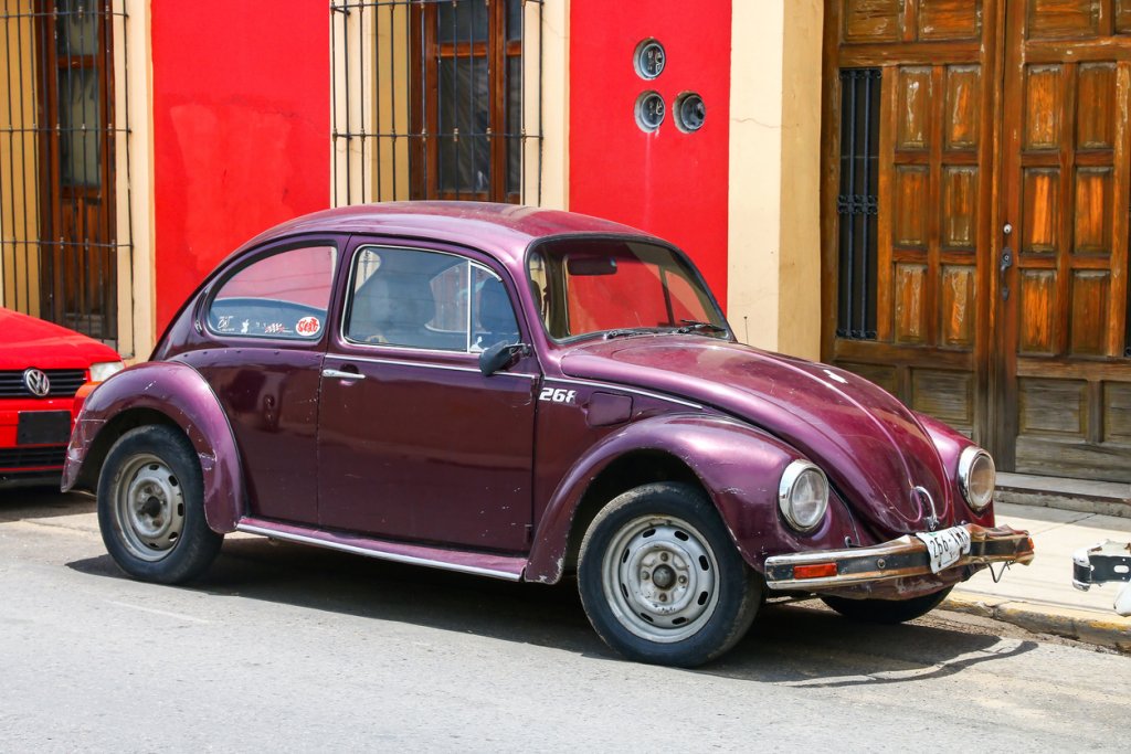 “Бръмбар” - Volkswagen Type 1

В България всички си го знаем като “Костенурка”, но на запад е по-известен като “Бръмбар”. Абсолютна класика, която за първи път се появява през 1938 г. с простичкото име Type 1, и днес все още е най-дългопроизвежданият модел автомобил в историята.  

Малката “народна кола” става изключително популярна заради достъпността, надеждността и специфичната си форма и всички започват да я наричат “Бръмбар”. Прякорът така се налага сред масовите потребители, че след Втората световна война става официалното име на модела.