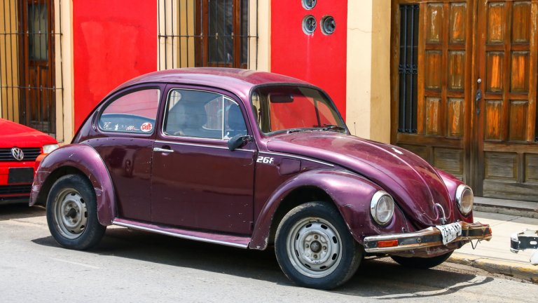 “Бръмбар” - Volkswagen Type 1

В България всички си го знаем като “Костенурка”, но на запад е по-известен като “Бръмбар”. Абсолютна класика, която за първи път се появява през 1938 г. с простичкото име Type 1, и днес все още е най-дългопроизвежданият модел автомобил в историята.  

Малката “народна кола” става изключително популярна заради достъпността, надеждността и специфичната си форма и всички започват да я наричат “Бръмбар”. Прякорът така се налага сред масовите потребители, че след Втората световна война става официалното име на модела.