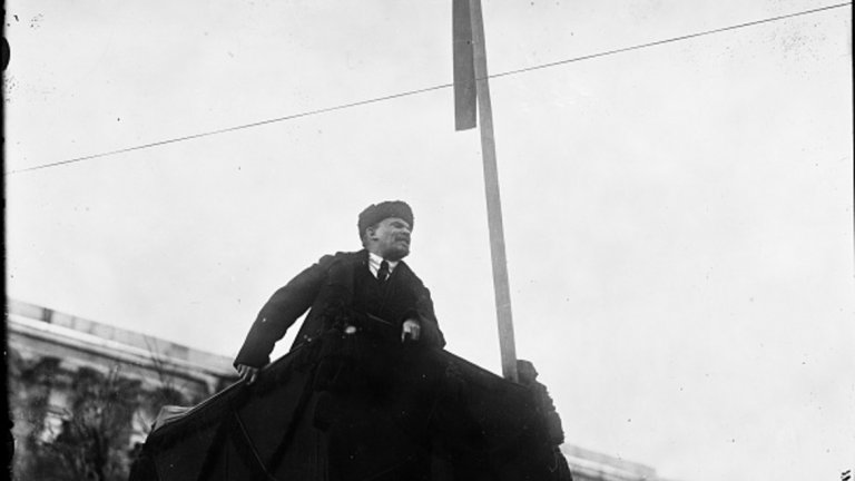 Ленин на първата годишнина от революцията
