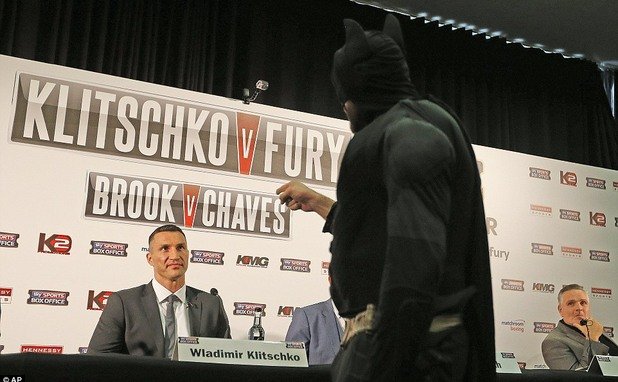 Боксьорът загатна за потенциала си още когато се появи като Батман на пресконференция. 