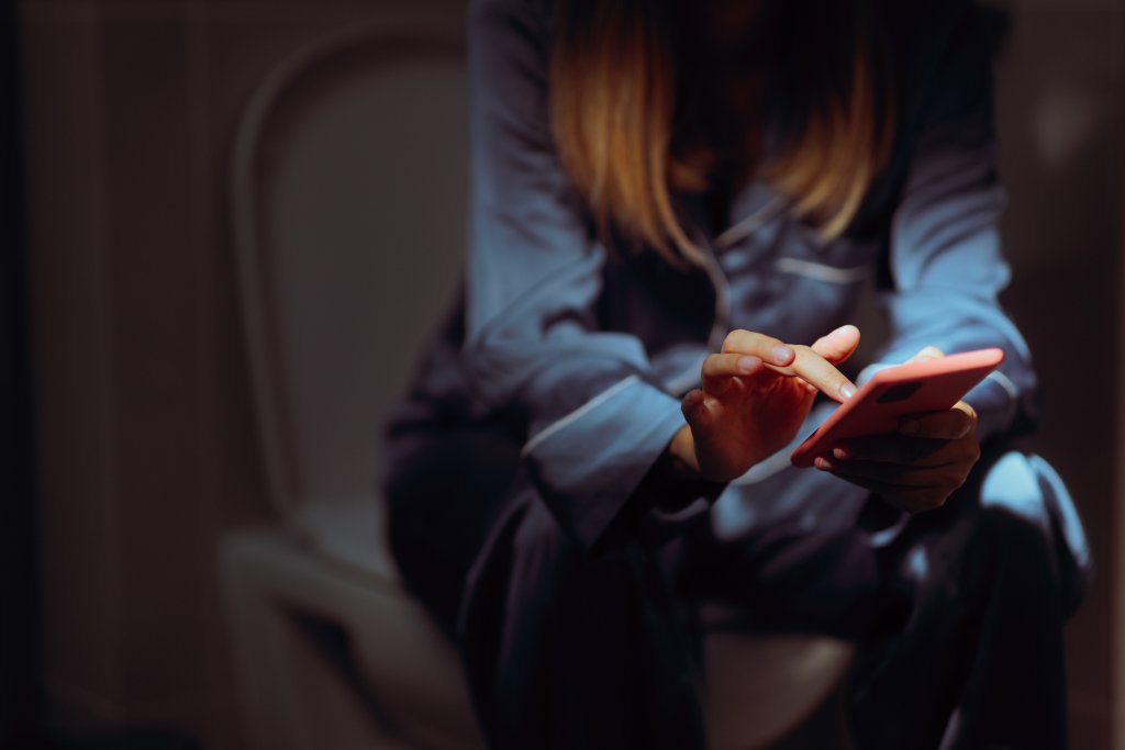 8 причини да си гледаме обесивно телефона, когато сме майки