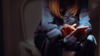 8 причини да си гледаме обесивно телефона, когато сме майки