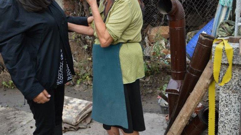 Лиляна Павлова и възрастна жена в пределно отчаяние. Съвест или задължителен кадър?