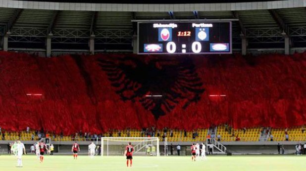 Огромният албански флаг, опънат на мача срещу Партизан това лято