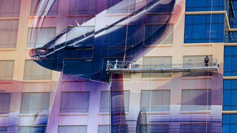 Дори сградите са опаковани в мотиви от футбола и Супербоул.