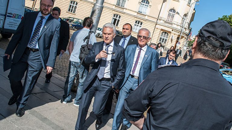 Радостни, зажаднели, депутати...