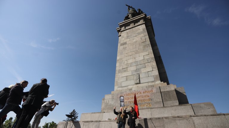 От "Левицата" на Мая Манолова пък се събраха на палатков лагер в защита на Паметника на съветската армия