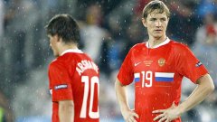 Роман Павлюченко (вдясно) загуби интерес към слабия съперник след три гола през първото полувреме във вратата му.