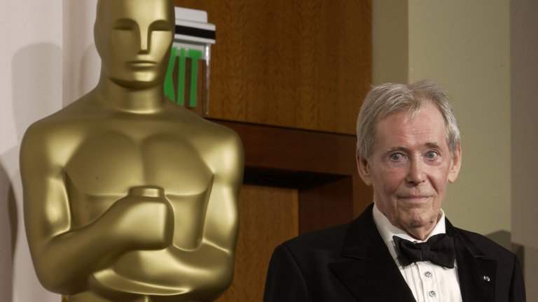 Роденият през 1932-а година Питър О'Тул е първият актьор, отказал почетна награда Оскар през 2003 година. За 44 години кариера дотогава той е номиниран осем пъти, но не е печелил нито веднъж. Той пише писмо до академията, в което съобщава, че "все още е в играта" и да изчакат, докато навърши 80, току-виж дотогава спечелил за роля. В крайна сметка те му отговарят, че едното не изключва другото и той взима наградата си.