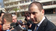 Министърът на вътрешните работи намеси фамилията на ромския лидер Илия Илиев в схема за източване на НКЖИ