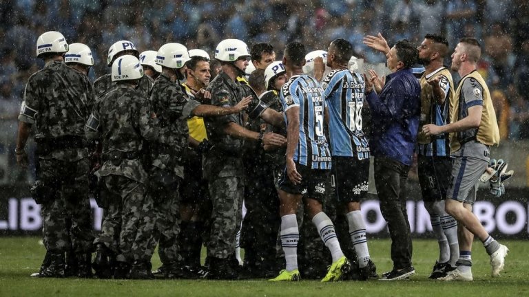 Играчите на Гремио искат обяснение от съдийската бригада след края на мача
