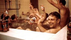 Джими Мюир, героят на Шон Бийн, празнува с бира в ръка успех на Шефийлд Юн.