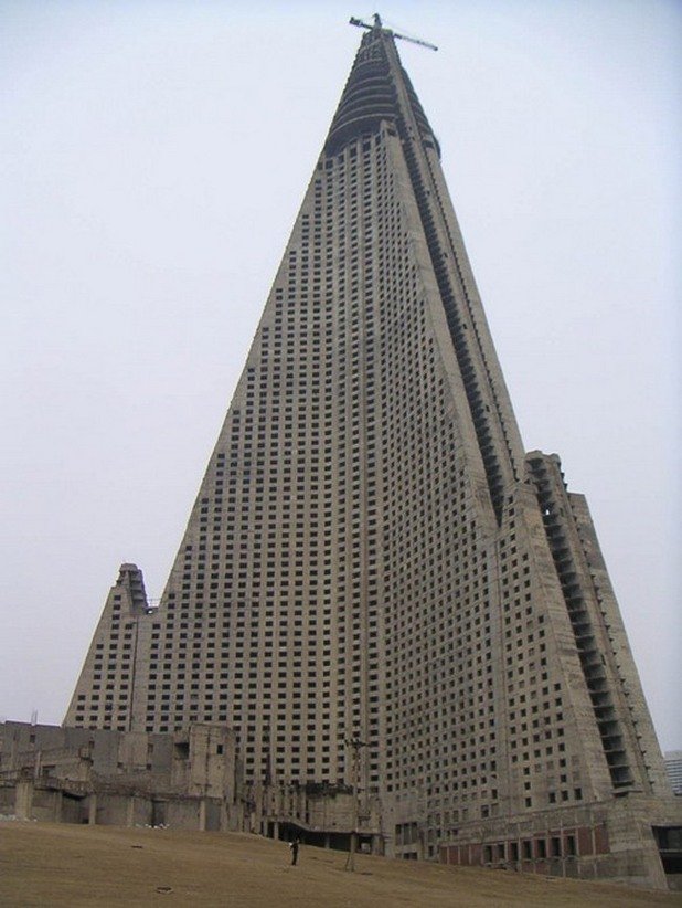 Хотел Риюгионг в Северна Корея е 105 етажен хотел, чието строителство приключва заради масов глад в страната. Изоставен е за 16 години, след което през 2008 година, строителството отново продължава и досега е недовършен