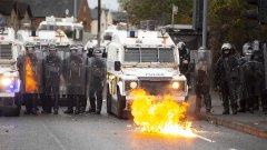 Последната седмица северноирландската столица Белфаст отново стана център на размирици и насилие след десетилетия на мир