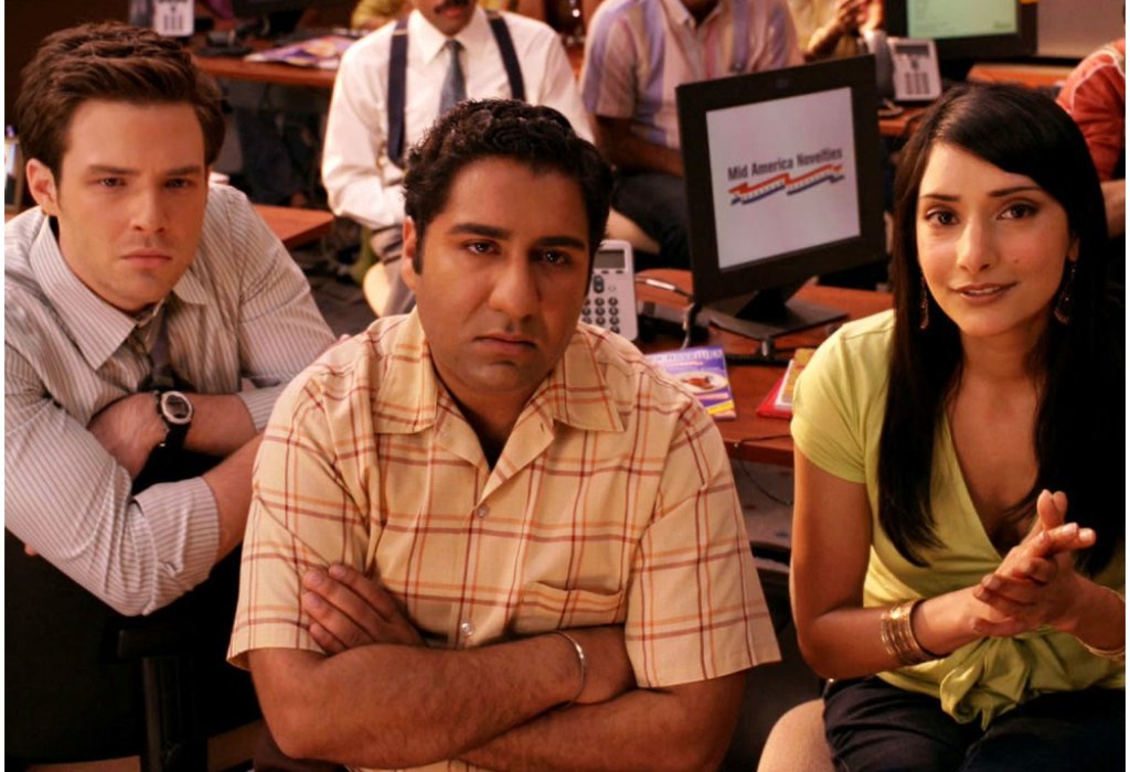 „Outsourced“ - 

Един от сериалите, които сме сигурни, че много малко хора са чували, но затова сме тук. Ние го препоръчваме. Да, наистина шоуто има само един сезон, но е различно и свежо. Историята разказва за американец, който е изпратен в Индия, за д