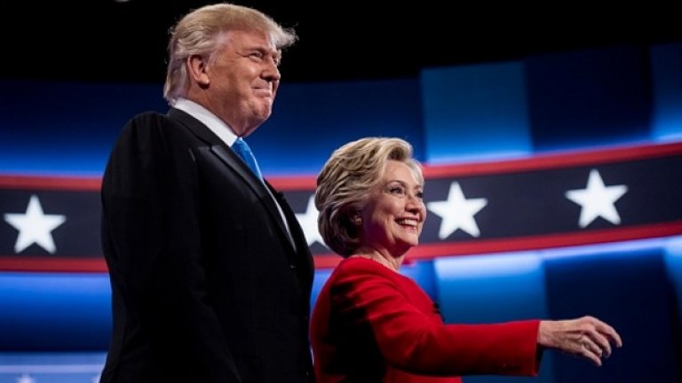 Пауза по време на телевизионен дебат на демократите. Хилари Клинтън се връща малко по-късно от кандидатите – мъже. Два дни по-късно Тръмп й се подиграва: „Знам къде е била (има предвид тоалетната). Това е ужасно. Наистина ужасно”.  При друг случай милиардерът напомня за провалената номинация на Клинтън на изборите през 2008. „Тя беше фаворит да спечели, но в края на краищата той я прееба” (Обама)