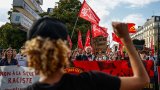 Бомбички, сълзотворен газ и над 400 задържани: Защо протестират учениците във Франция