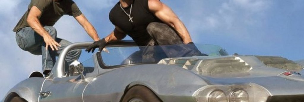 1. "Бързи и яростни 7"Дами и господа, представяме Ви шампионът в класацията за най-лошите успешни филми! Бензиновото порно "Бързи и яростни 7" не просто се превърна в глобален бокс-офис блокбастър с един милиард и петстотин милиона долара приходи от продадени билети, но успя да заблуди повечето снобеещи критици, че е достойно масово развлечение. 
Ироничната смърт на една от звездите на поредицата Пол Уокър в автомобилна катастрофа се оказа емоционален катапулт за топлото приемане на филма от почти всички и изстрелването му в стратосферата на кино събитията на 2015-а година.