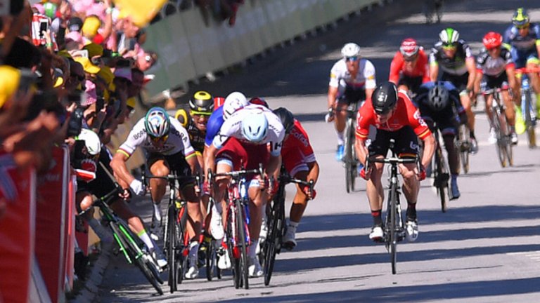 Моментът, в който Петер Саган изблъска Марк Кавендиш, а последният се размина с много тежка контузия.