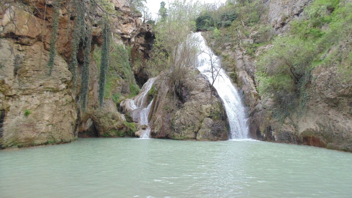 Хотнишки водопад (Кая Бунар) 
Намира се само на 14 км от старопрестолния град Велико Търново, в покрайнините на село Хотница. Има три различни по височина каскади. Вариантите да стигнем до него са както пеша по екопътека, така и с кола през Самоводене или през село Момин сбор. 
Въпреки че височината на пада му е само 30 метра и не може да конкурира по това другите водопади, той пленява с красота.