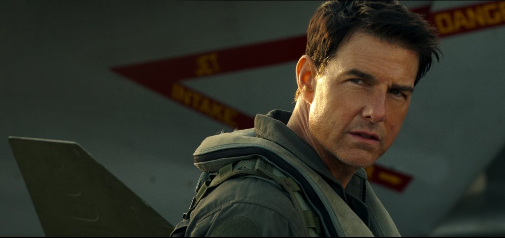 “Топ Гън: Маверик”
В завръщането на Том Круз в обувките на Пийт “Маверик” Мичъл виждаме вече възрастния пилот изпитател, който продължава да лази по нервите на ръководството си. След като за пореден път прави скъпа летателна машина на парчета, Маверик е изпратен на специална мисия.
Той трябва да обучи група млади пилоти, от които се очаква да поразят конкретна цел в доста трудни условия. Като начало, Маверик се старае да създаде сплотен екип от летците, между които се е наслоило стабилно напрежение.
"Топ Гън: Маверик" в крайна сметка стана заслужен хит и доказателство, че понякога е по-добре да изчакаш няколко десетилетия, преди да продължиш дадена история.