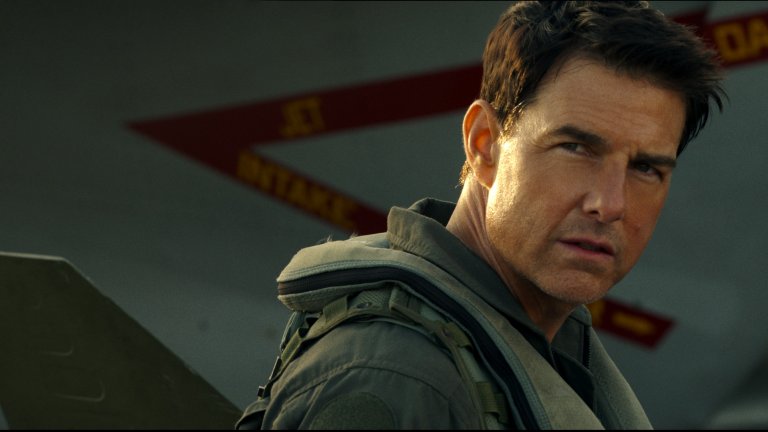 “Топ Гън: Маверик”
В завръщането на Том Круз в обувките на Пийт “Маверик” Мичъл виждаме вече възрастния пилот изпитател, който продължава да лази по нервите на ръководството си. След като за пореден път прави скъпа летателна машина на парчета, Маверик е изпратен на специална мисия.
Той трябва да обучи група млади пилоти, от които се очаква да поразят конкретна цел в доста трудни условия. Като начало, Маверик се старае да създаде сплотен екип от летците, между които се е наслоило стабилно напрежение.
"Топ Гън: Маверик" в крайна сметка стана заслужен хит и доказателство, че понякога е по-добре да изчакаш няколко десетилетия, преди да продължиш дадена история.