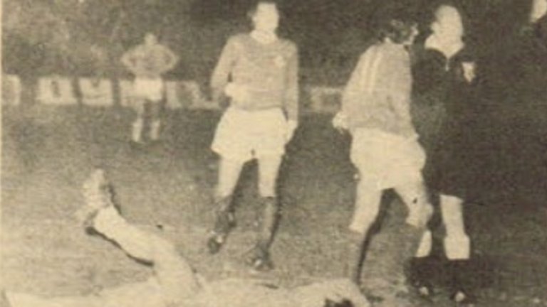 Пръст отзад на Джордж Бест
Датата 18 октомври 1972 г. остава в историята със знаменитото изпълнение на Христо Бонев срещу величието на „Манчестър Юнайтед” Джордж Бест. В световната квалификация между България и Северна Ирландия в София пловдивчанинът издебва Бест в наказателното поле на гостите. Никой не ги гледа, тъй като топката вече е прехвърлена към центъра. Изведнъж средният пръст на Бонев се оказва заврян в ануса на ирландеца! Петият от „Бийтълс”, както наричат Бест, сваля нашия на земята с кроше в лицето и два ритника. Разбрал-недоразбрал какво точно е станало, съдията Герхард Шуленбург свири дузпа за България (нарушението е в пеналта) и гони Джордж Бест. Самият Бонев е точен при изпълнението на наказателния удар във вратата на знаменития Пат Дженингс, а България бие с 3:0. „Не си спомням какво точно се случи, май ме дръпна за фланелката и нервите ми не издържаха”, крие по-късно истината любимецът на жените Бест.