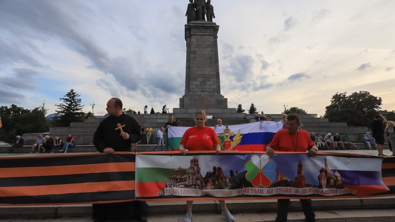 Ако той няма какво да работи, да го помолим да направи нова скулптура на Съветската армия