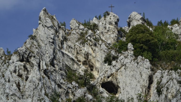 Според традицията всеки випуск трябвало да постави по един кръст на отсрещните скали, за да отбележи завършването си