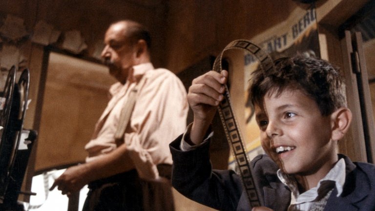 "Ново кино Парадизо" / Nuovo Cinema Paradiso (1988) 
Действието във филма на Джузепе Торнаторе се развива в градче в Сицилия, където малко момче се влюбва в киното, след като прекарва години като помощник на местния прожекционист Алфредо. Той разпознава таланта на момчето и го кара да напусне градчето, за да сбъдне мечтата си да стане режисьор. Дори да не сте гледали филма, вероятно ще разпознаете саундтрака от Енио Мориконе.
