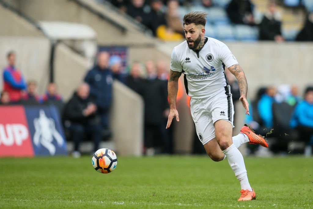 Дийн Уелс с екипа на Стивънидж