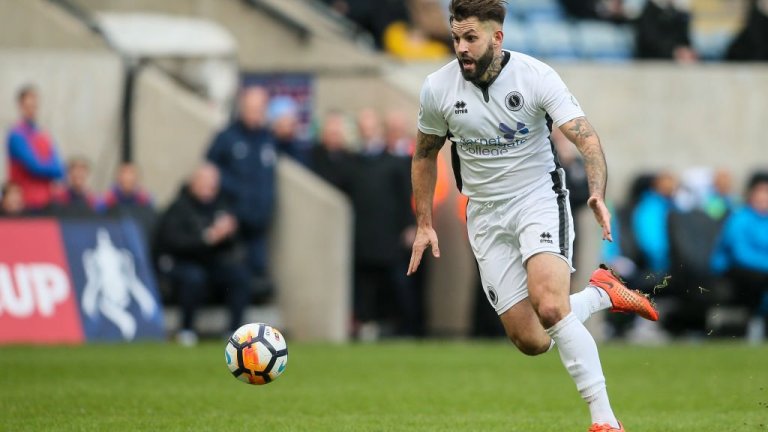 Дийн Уелс с екипа на Стивънидж