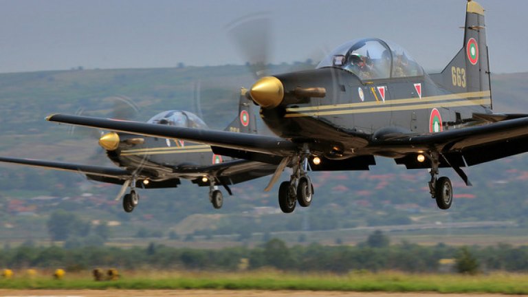 Швейцарските учебни самолети PC-9M пристигат в България през 2004 г