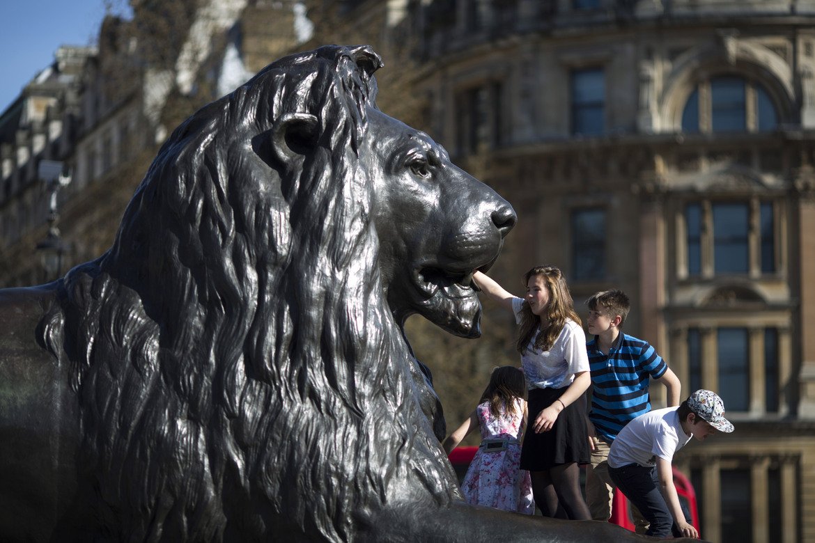 Всеки, който е бил на площад Трафългър в Лондон знае, че туристите обикновено се насочват към една определена забележителност - двойката огромни бронзови лъва, всеки от който тежи седем тона.