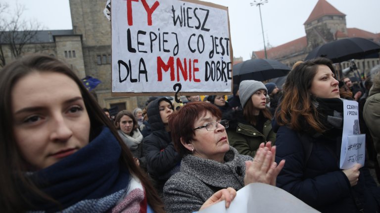 Протести в Полша след смъртта на жена, на която е отказан аборт