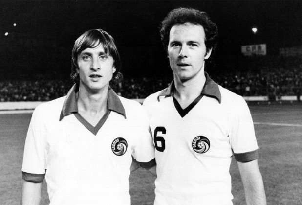 Велик кадър - Бекенбауер и Йохан Кройф с екипа на Космос. Холандецът обаче не подписа с тима от Ню Йорк, просто изигра 3 демонстративни мача за него в края на 70-те години.