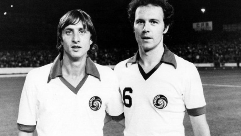 Велик кадър - Бекенбауер и Йохан Кройф с екипа на Космос. Холандецът обаче не подписа с тима от Ню Йорк, просто изигра 3 демонстративни мача за него в края на 70-те години.