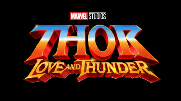 По-изненадващото около Thor: Love and Thunder е, че беше потвърдено, че Валкирия (Теса Томпсън) - новата кралица на Асгард, всъщност е първият LGBTQ герой на Marvel. Това, в комбинация с намеците, че ни очаква любовен триъгълник между нея, Тор и Джейн Фостър, е любопитна основа за новия филм.
Негов режисьор е, че Тайка Уайтити, така че очаквайте нещо силно комедийно ала "Тор Рагнарок".