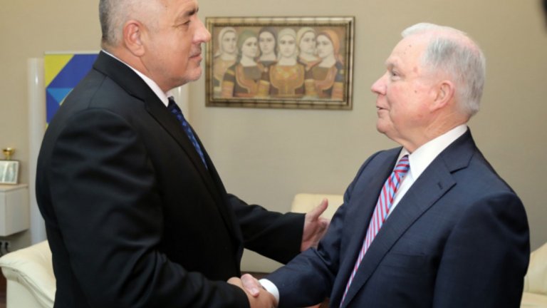 Джеф Сешънс е на официално посещение в България