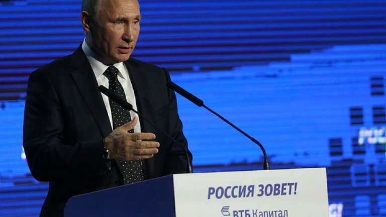 По-важно е какво пише в документите, а не кой ги е хакнал, смята Путин относно скандала за хакнатите мейли на Демократическата партия в САЩ, които разкриват кореспонденцията на Хилъри Клинтън по времето, в което тя беше държавен секретар на САЩ. Руският президент направи изказването по време на икономическия форум на "ВТБ Капитал" - "Русия Зове" в Москва