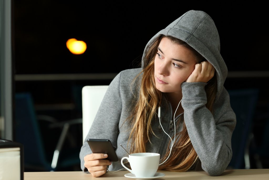тийнейджърка, ученичка, смартфон, кафе