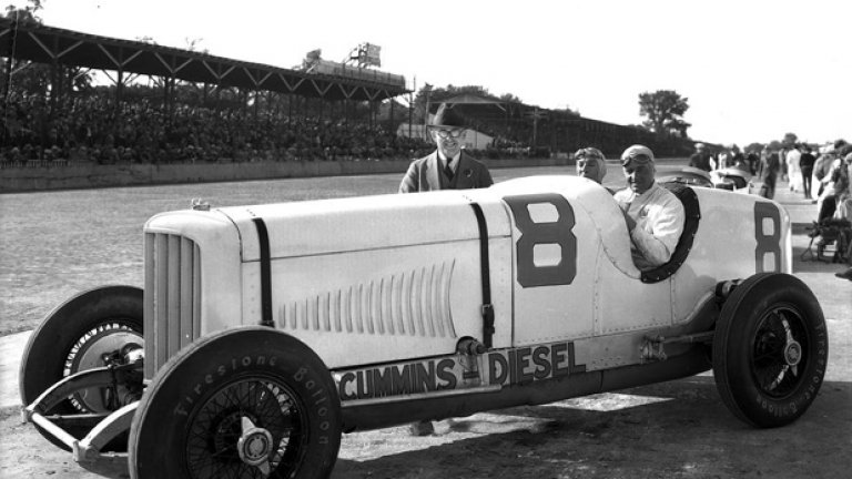 През 1931 една от заявките за „500 мили на Индианаполис” успява да изненада медиите и феновете – тя идва от производителя на дизелови двигатели за кораби Cummins, а болидът носи името Diesel Special. На финала изненадата е още по-голяма защото дизеловият състезателен автомобил се движи с темпото на основната група – 13-а позиция на финала и вечно място в историята – това е първата кола, завършила състезанието без нито едно спиране в бокса.
(Снимка: Indianapolis Motor Speedway)