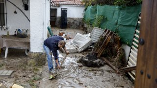 Метеорологичната служба очаква валежите да спрат през нощта. Какви щети бяха нанесени - вижте в галерията: